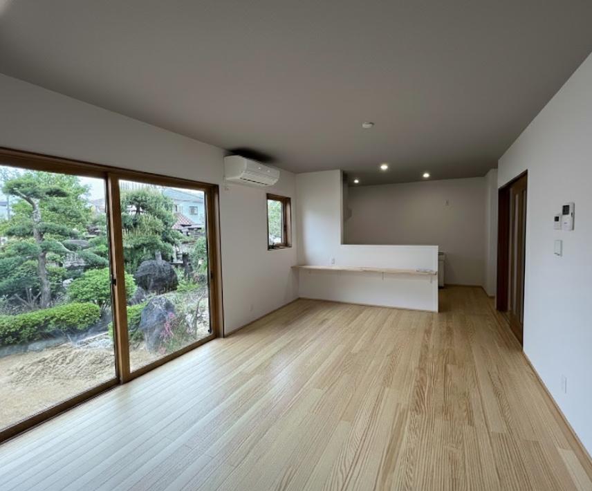 床は無垢材を使用しており、木の温かみを感じるLDK。庭を眺めながらのんびりと過ごせます。