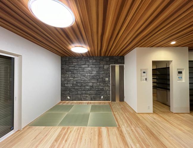 リビングにはご家族がゆっくりできるフラットな畳スペースを採用。 段差がないので、小さなお子さんや高齢の方も安心。また、お掃除ロボットを使用することもできます。 床は桧の無垢材を採用し、木の温かみを感じます。